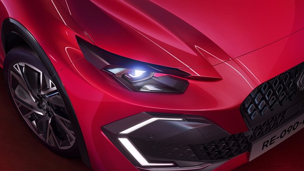 unique half-diamond lighting signature - Renault Clio E-Tech