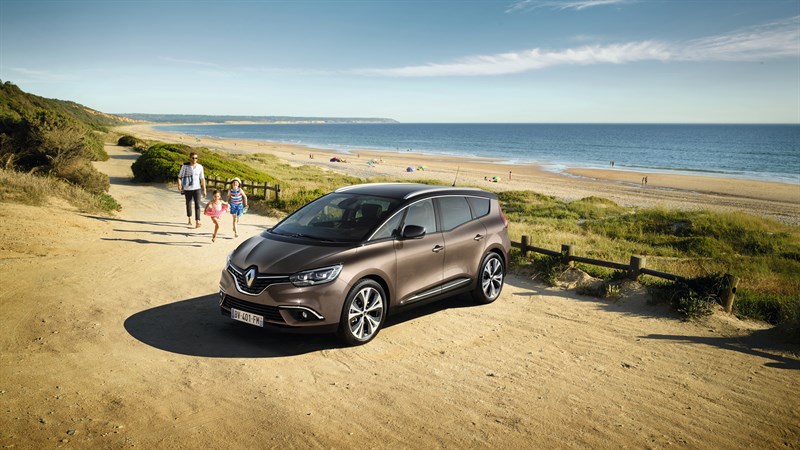 Renault Grand SCENIC - véhicule sur parking de plage