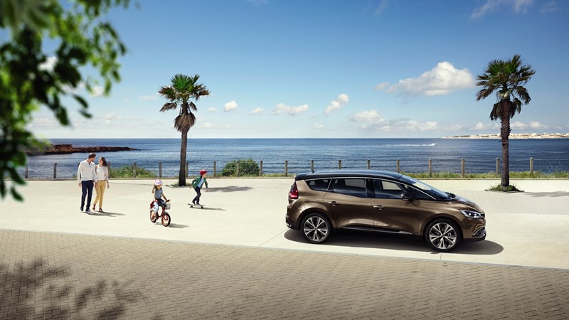 Renault Grand SCENIC - véhicule de profil sur parvis face à la mer