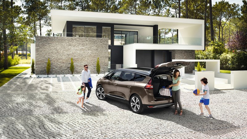 Renault Grand SCENIC - véhicule avec famille devant maison architecte
