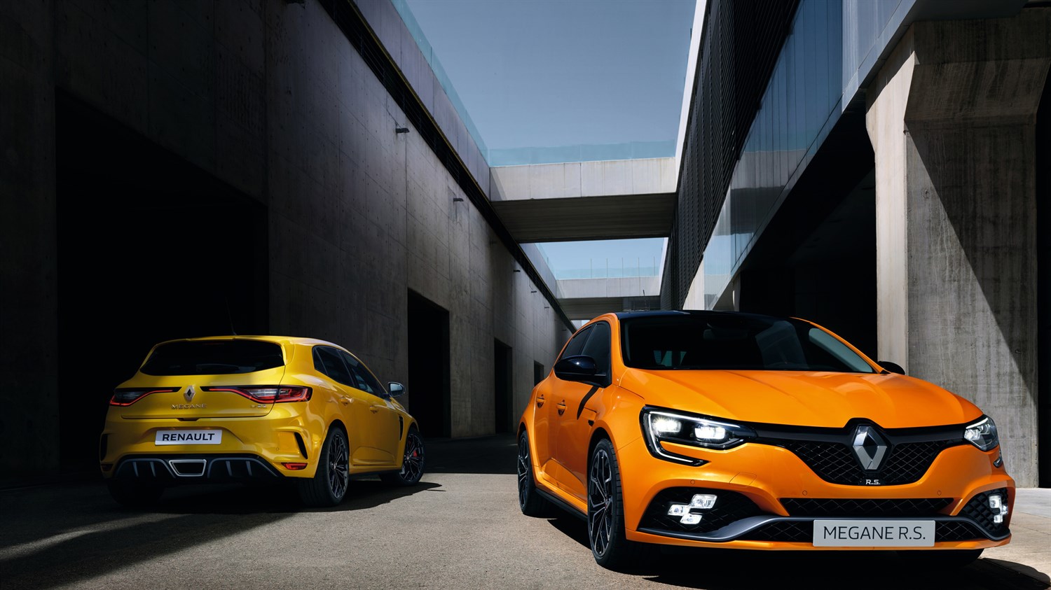 Renault MEGANE RS - voitures Orange Tonic de face et Jaune Sirius de dos