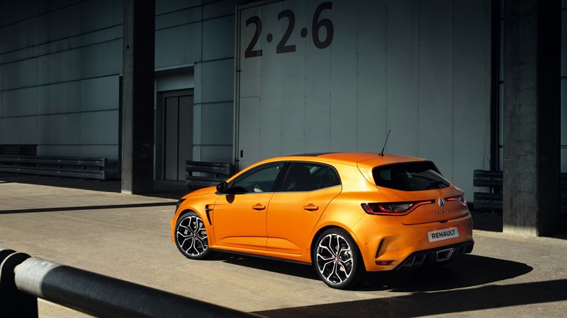 Renault MEGANE R.S. - Véhicule stationné devant un hangar