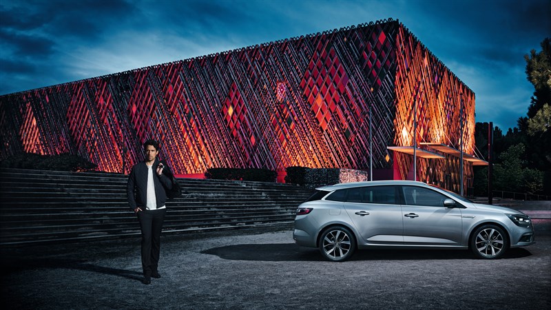 Renault MEGANE Estate - Voiture break grise de profil devant un bâtiment moderne 
