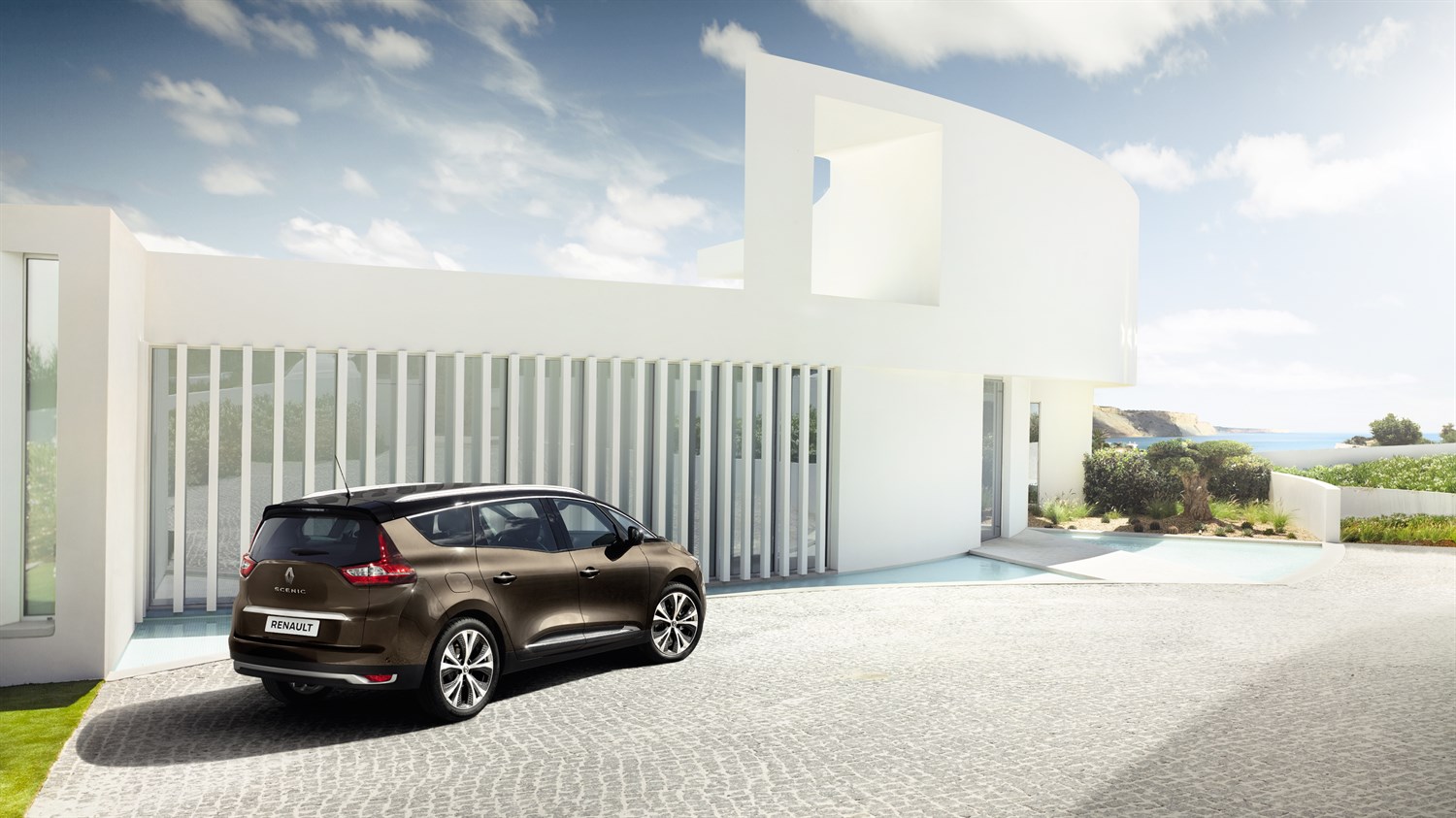 Renault Grand SCENIC - véhicule devant maison d'architecte