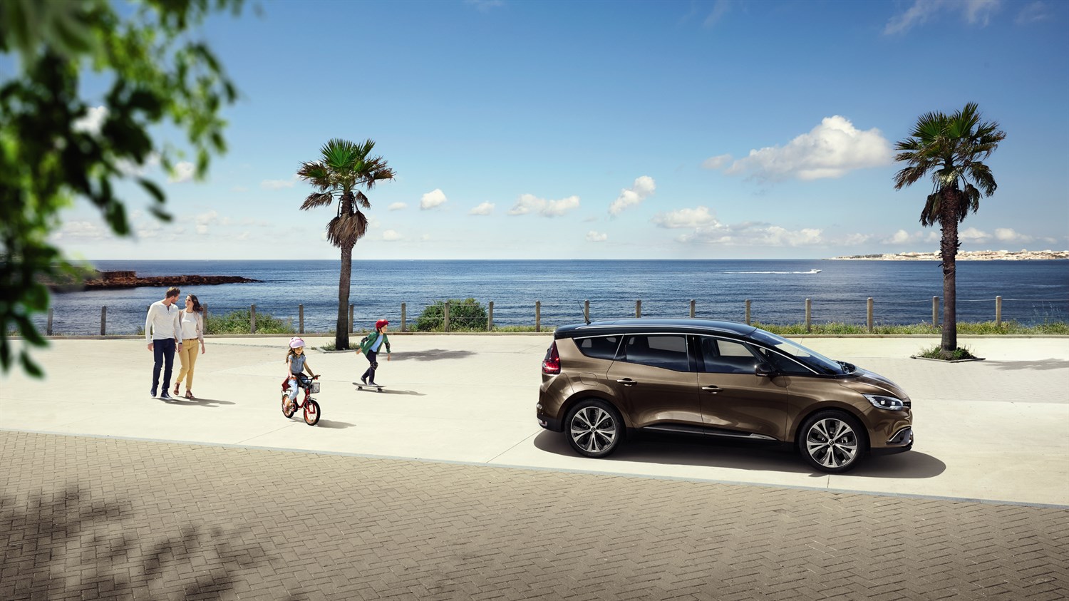 Renault Grand SCENIC - véhicule entre palmiers bord de mer