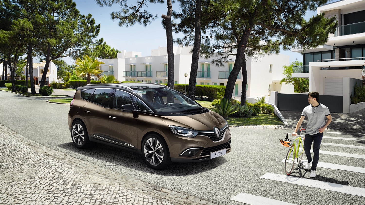 Renault Grand SCENIC - véhicule sur route devant personne à vélo