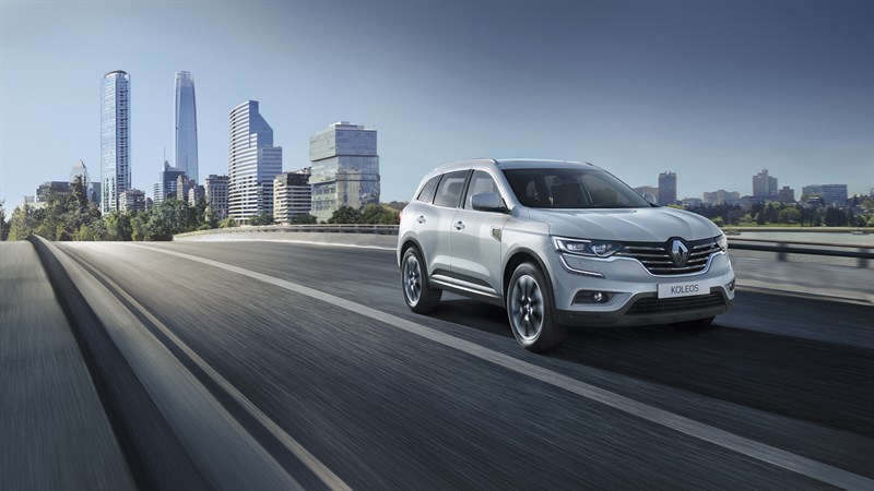 Renault KOLEOS - Vue de 3/4 avant du véhicule dans un environnement urbain