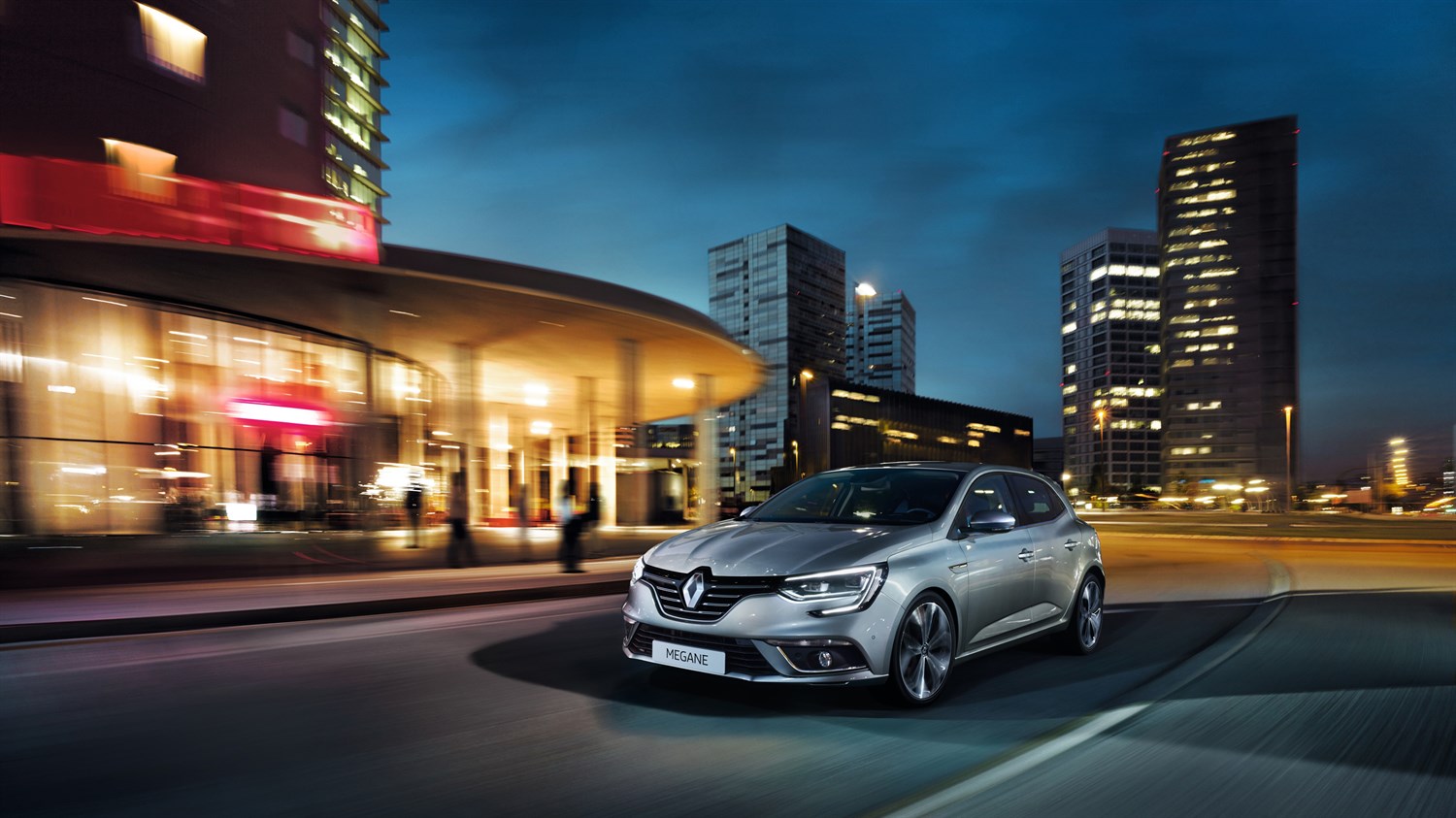 Renault MEGANE - Véhicule gris sur route en ville la nuit