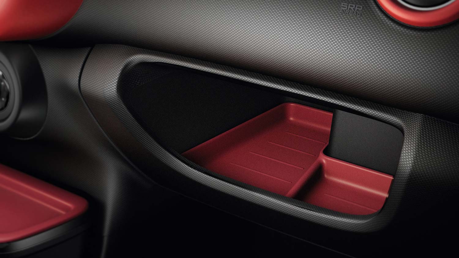 רכב מיני רנו טווינגו - פנים הרכב, מבט מקרוב על דופן הדלת בגימור אדום